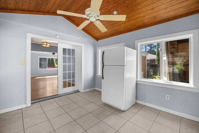 Building Photo - 1204 Fontana Ave