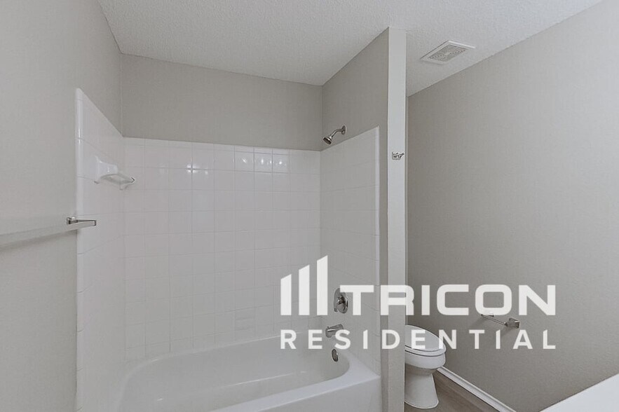 Building Photo - 608 Canyon Pl