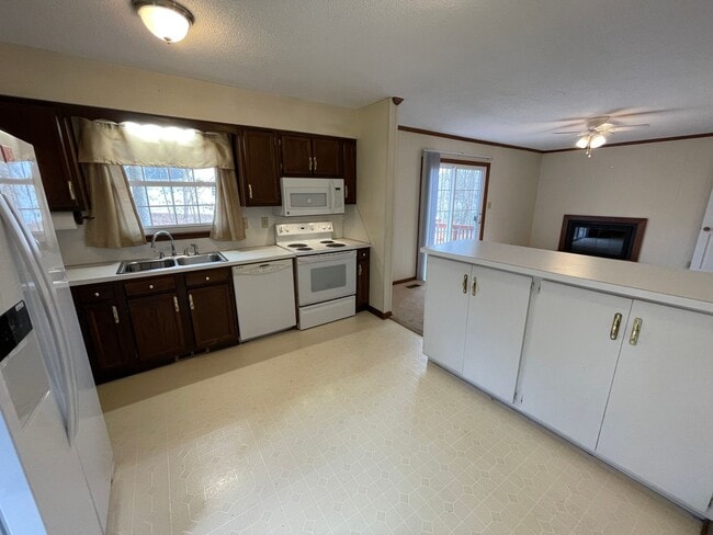 Building Photo - Lovely 3br 2ba home in quiet Chapel Hill neighborhood, walking distance to McDougle Elementary!