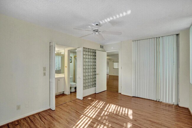 Building Photo - 9510 Seagrape Dr