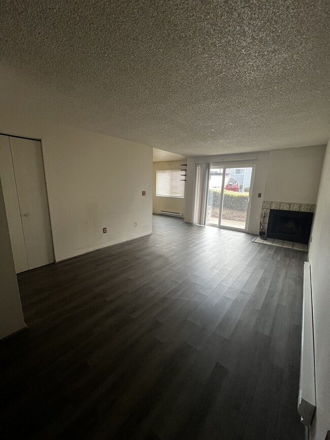 Building Photo - 15210 Macadam Rd S