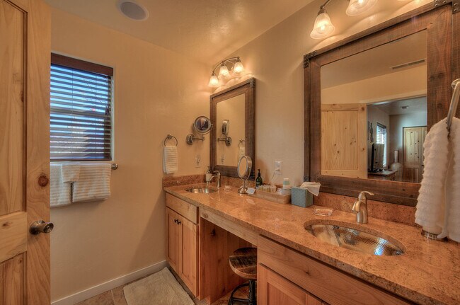 Building Photo - 3366 Oleander Ln