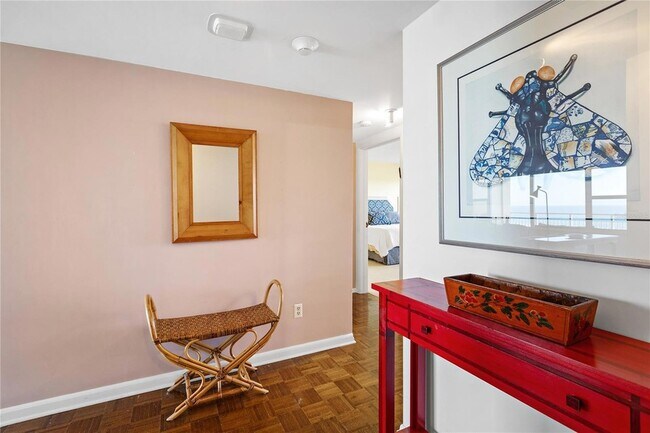 Building Photo - 601 Longboat Club Rd