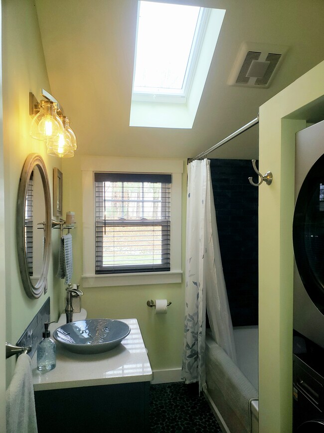 Gorgeous bath with washer and dryer - 25 Lake Shore Dr