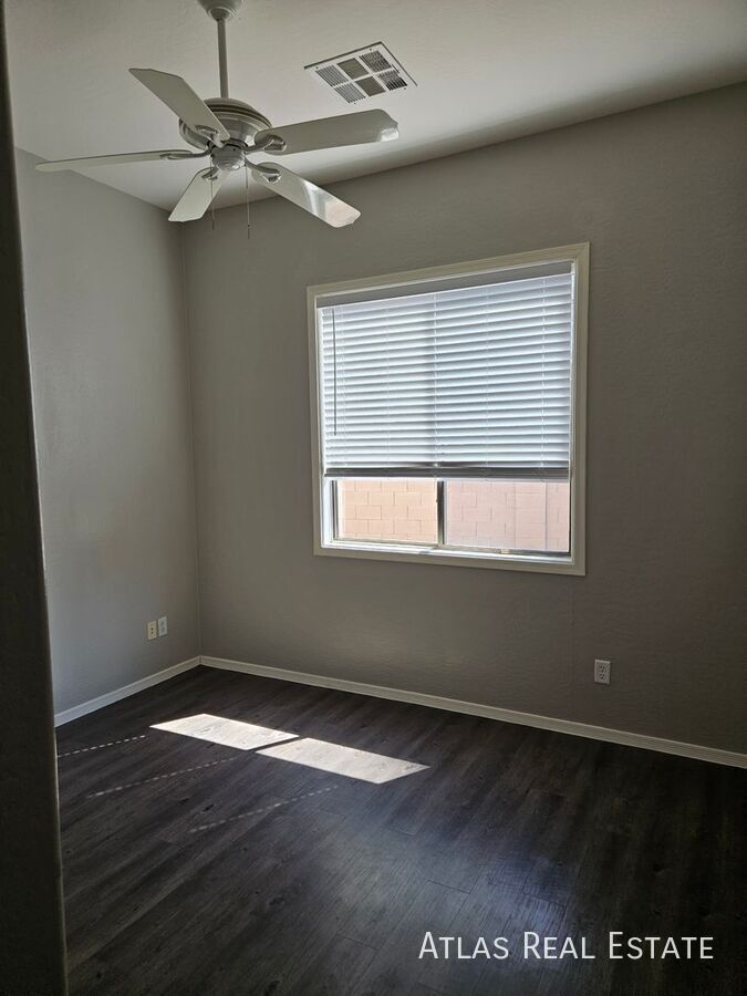 Building Photo - 1076 E Phelps St