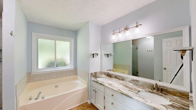 Building Photo - Lovely 3/2 in the Heart of Millbrook