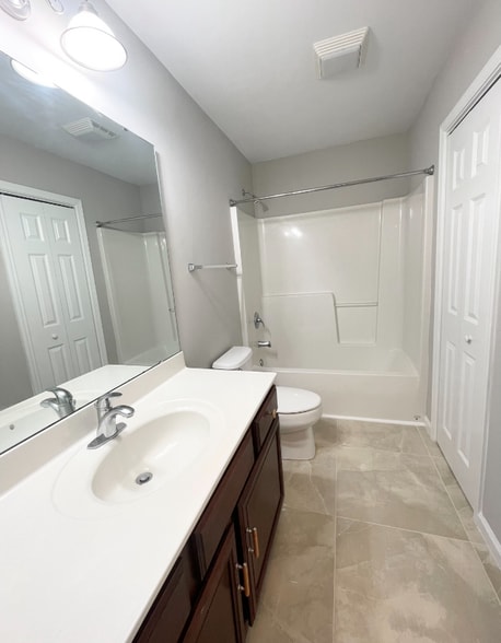 Building Photo - 1196 Great Lakes Cir