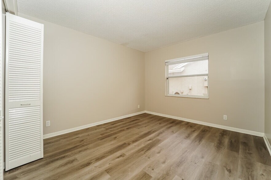 Building Photo - 6642 NW 42nd Ave