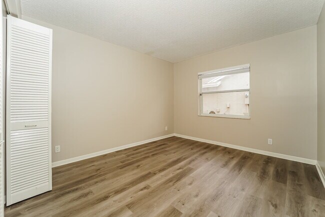 Building Photo - 6642 NW 42nd Ave