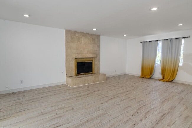 Building Photo - Refreshed 5-bedroom, 3-bathroom home locat...