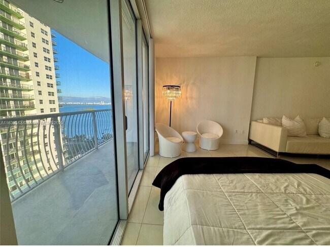 Building Photo - 1750 N Bayshore Dr