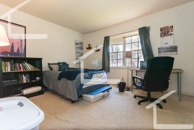 Building Photo - 3Br/2Bth, Available Sep. 1, 2026. Great for a rommate students. MUST SEE!!