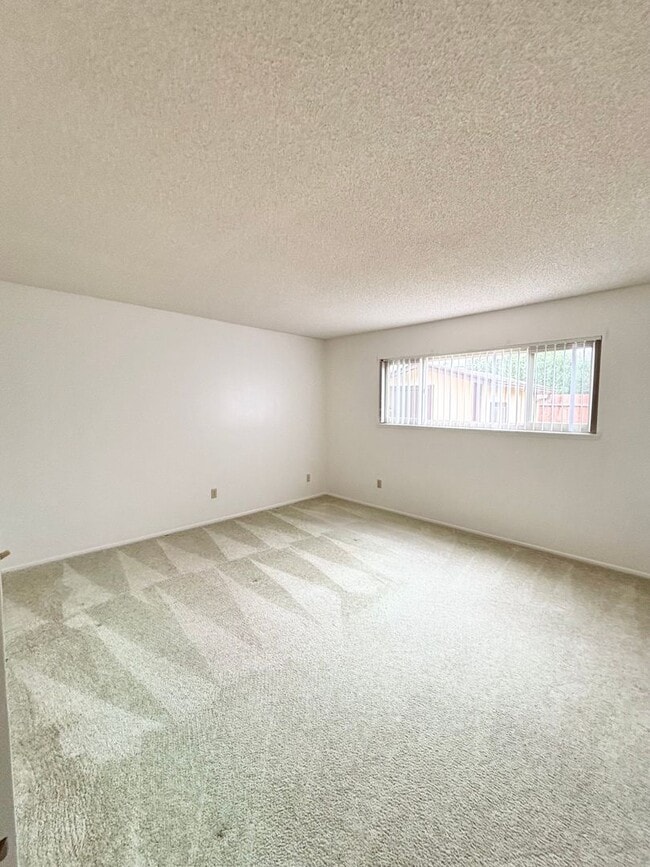 Building Photo - Spacious 4 Bedroom Home Available Now!