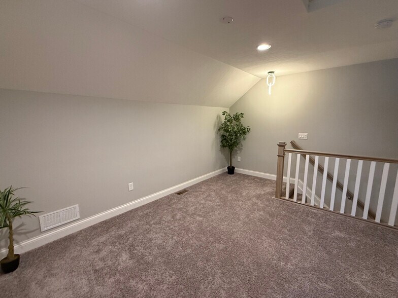 Building Photo - 391 Village Ln