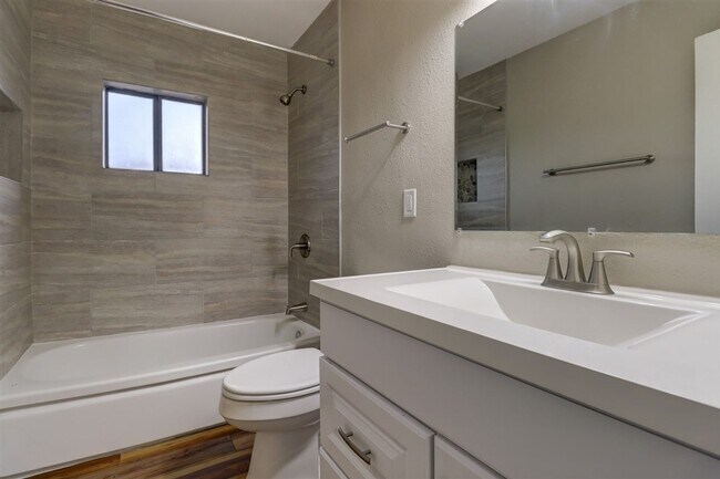 Building Photo - Price reduced. College students welcome in this 4 bedroom home!