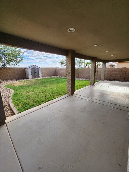 Building Photo - 955 E Leslie Ave
