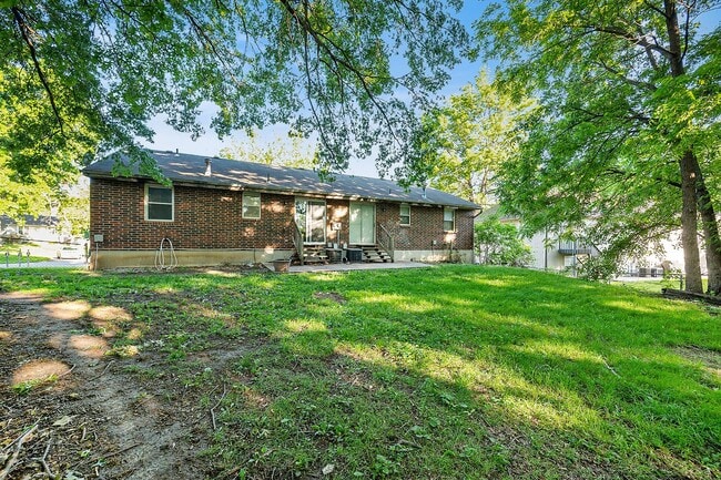 Building Photo - ****AVAILABLE NOW**** Huge Independence Du...