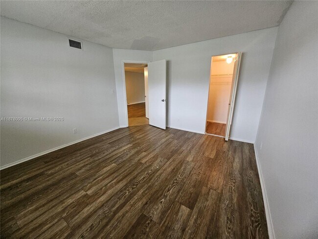 Building Photo - 7820 S Colony Cir