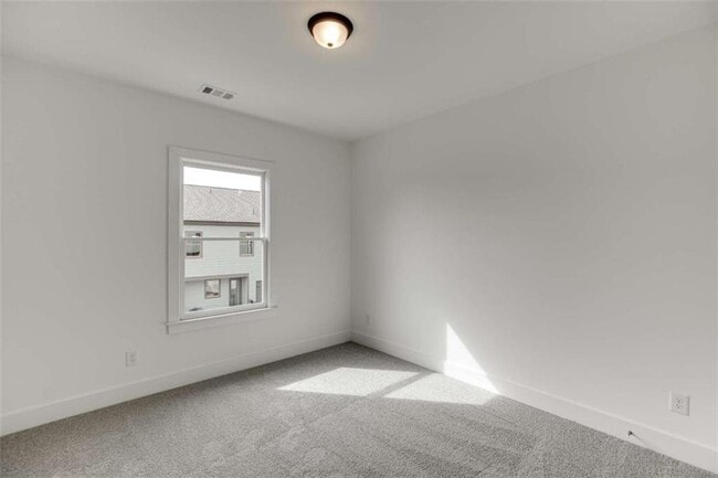 Building Photo - 5631 W Pine St