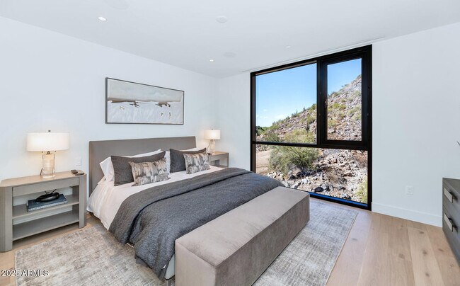 Building Photo - 5000 N Camelback Rdg Dr