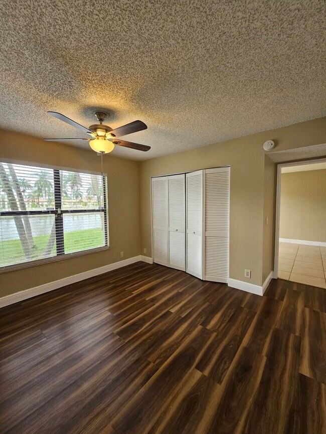 Building Photo - 1523 Lake Crystal Dr