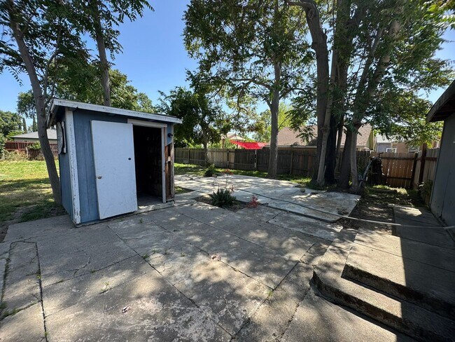 Building Photo - 2 Bedroom Home With A Spacious Yard