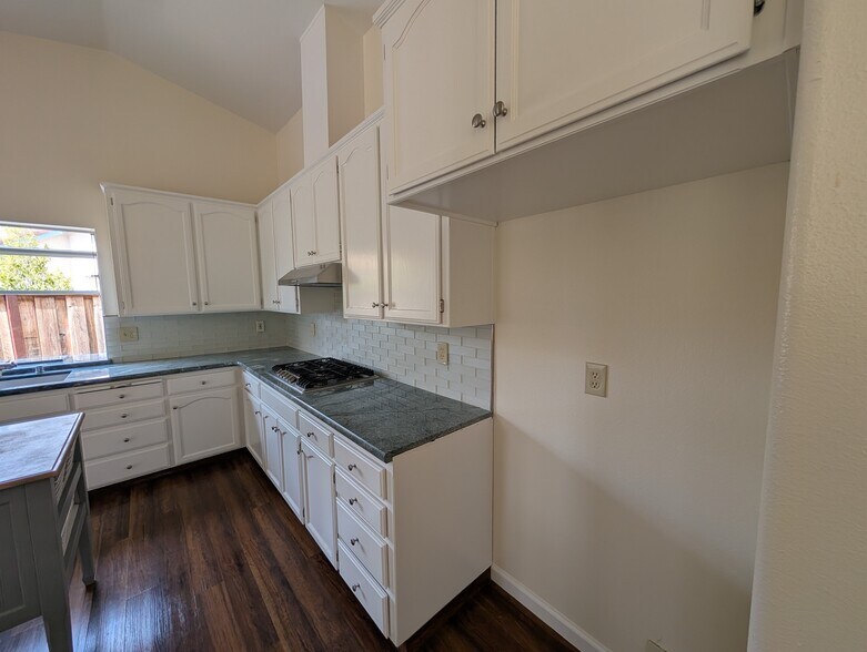 Building Photo - 520 Bobbys Ln