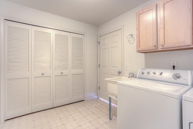 Building Photo - 28471 Carlton Way Dr