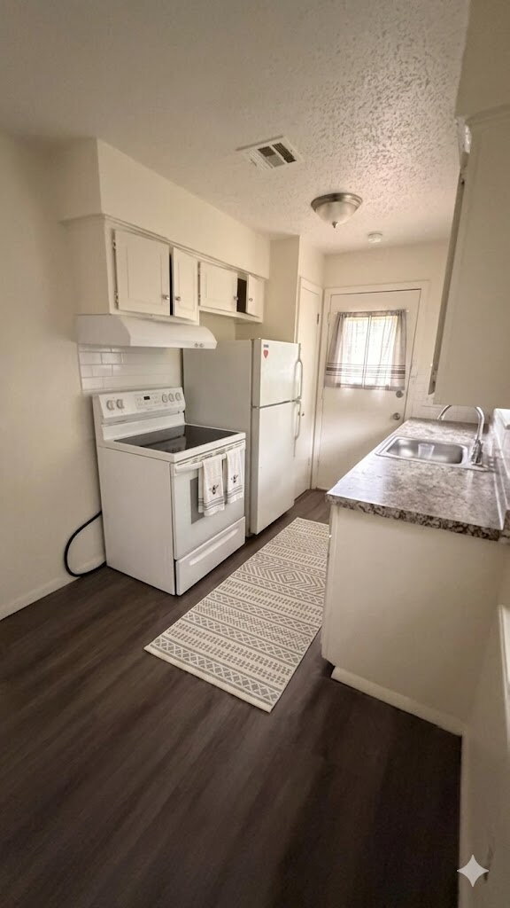 Building Photo - Modern Living Meets Endless Outdoor Potential