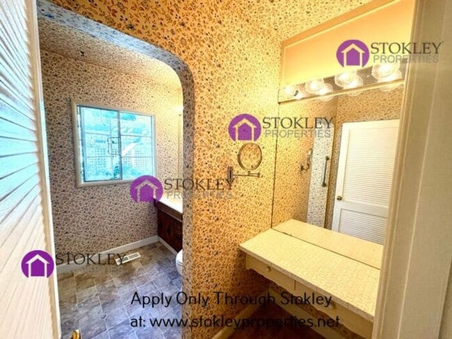 Building Photo - 2234 Oakvale Rd