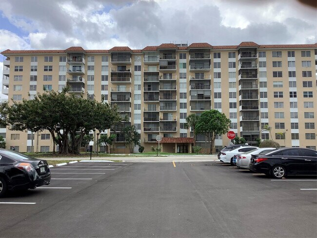 Building Photo - 4174 Inverrary Dr