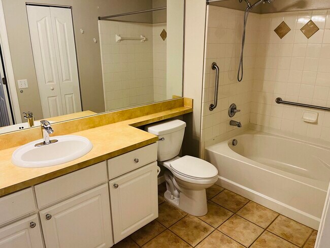 Building Photo - 6101 Myrtlewood Cir W