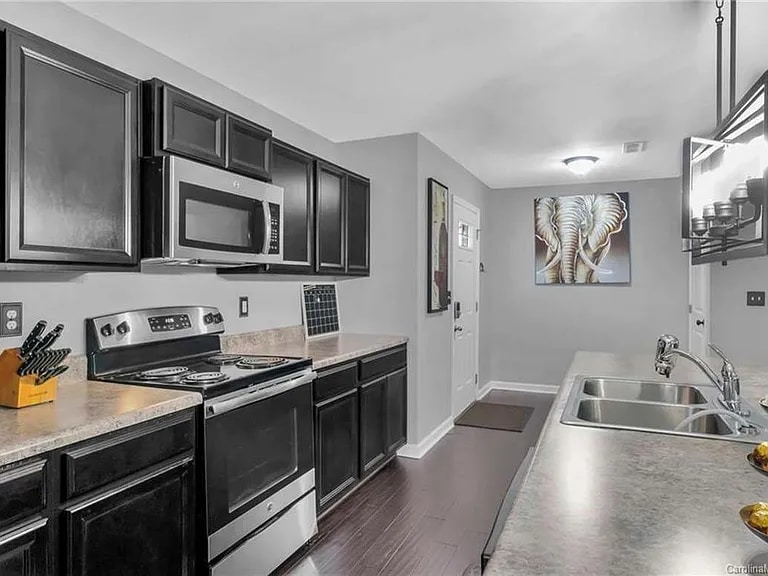 Building Photo - 1635 Hooper Court