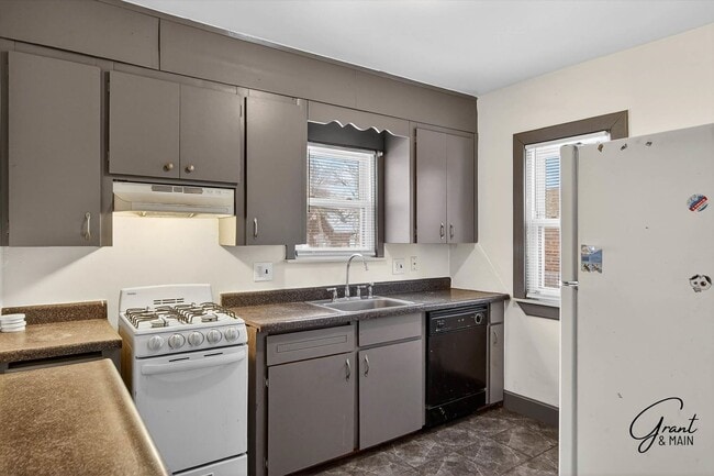 Building Photo - $1350 3 bedrooms