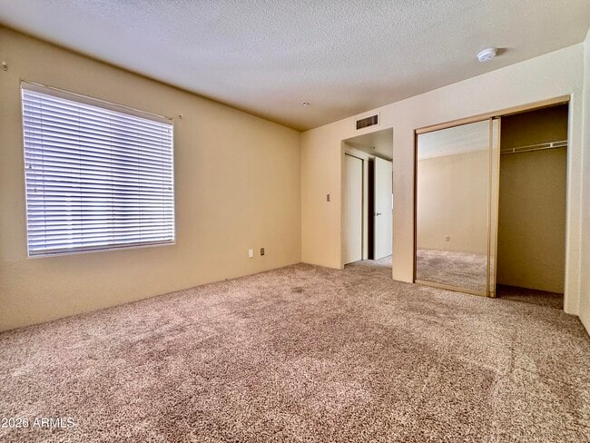 Building Photo - 1333 E Morten Ave