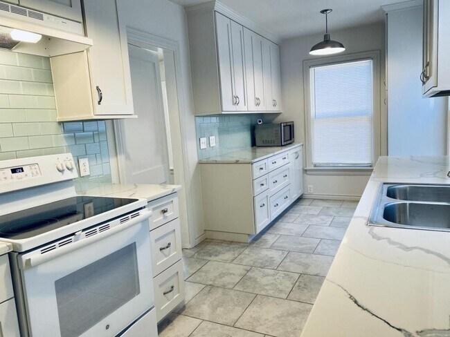 Building Photo - 223 Shadwell Dr
