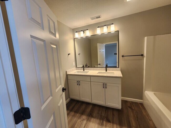 Building Photo - Explore this beautiful home and secure your place in a quiet, family-friendly area that offers th...