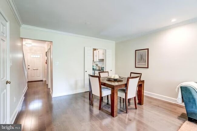 Building Photo - Sun-Drenched 2BR/2.5 BA Townhouse Condo in Gated Sutton Place
