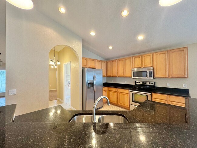 Building Photo - Gated Community of Mandolin