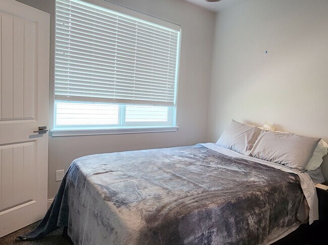 Building Photo - Home Sweet Home! Won't last long!