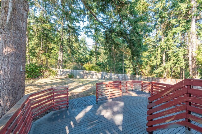 Building Photo - Beautifully Updated 3+ Bedroom Water View ...