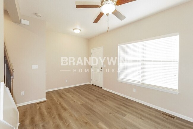 Building Photo - Apply Now! 4BED 3BATH