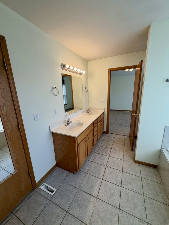 Building Photo - 571 SE 115th Rd