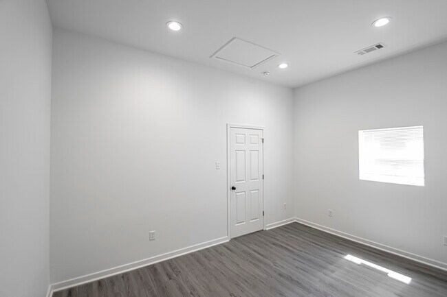 Building Photo - 214 S Park St