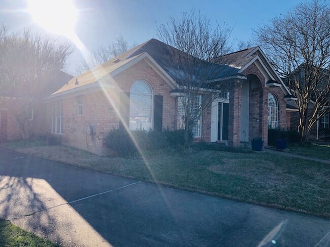 Building Photo - ACADIANA PLACE-GORGEOUS HOME-SOUTHEAST SHR...