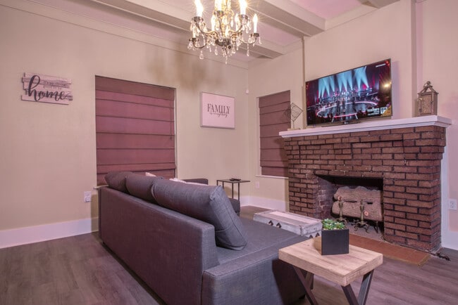 Building Photo - 321 University Ave