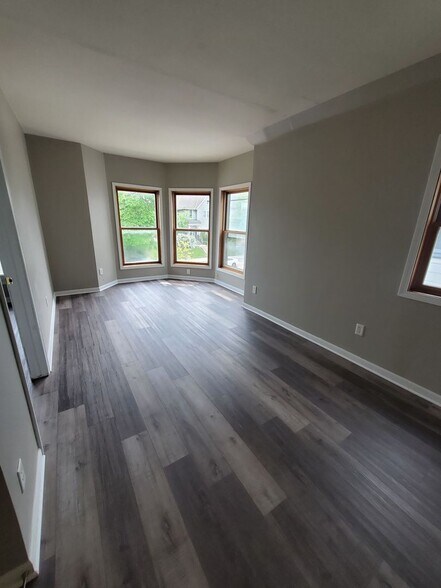 Building Photo - 1655 N Van Buren St