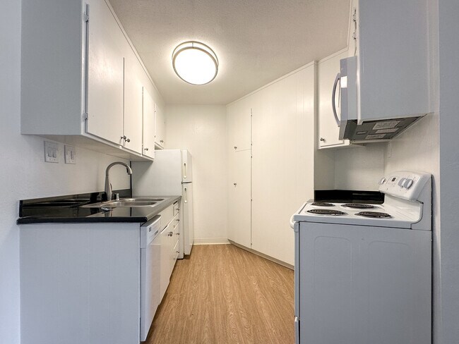 Building Photo - 1823 Lincoln Ave