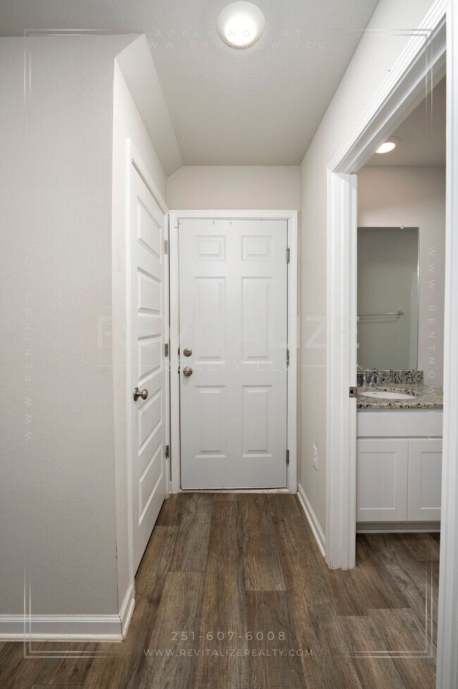 Building Photo - Beautiful 2-Story 5 BD 3 BA House in Spani...