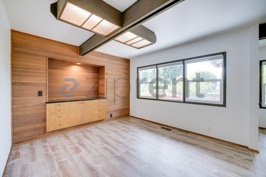 Building Photo - Unit